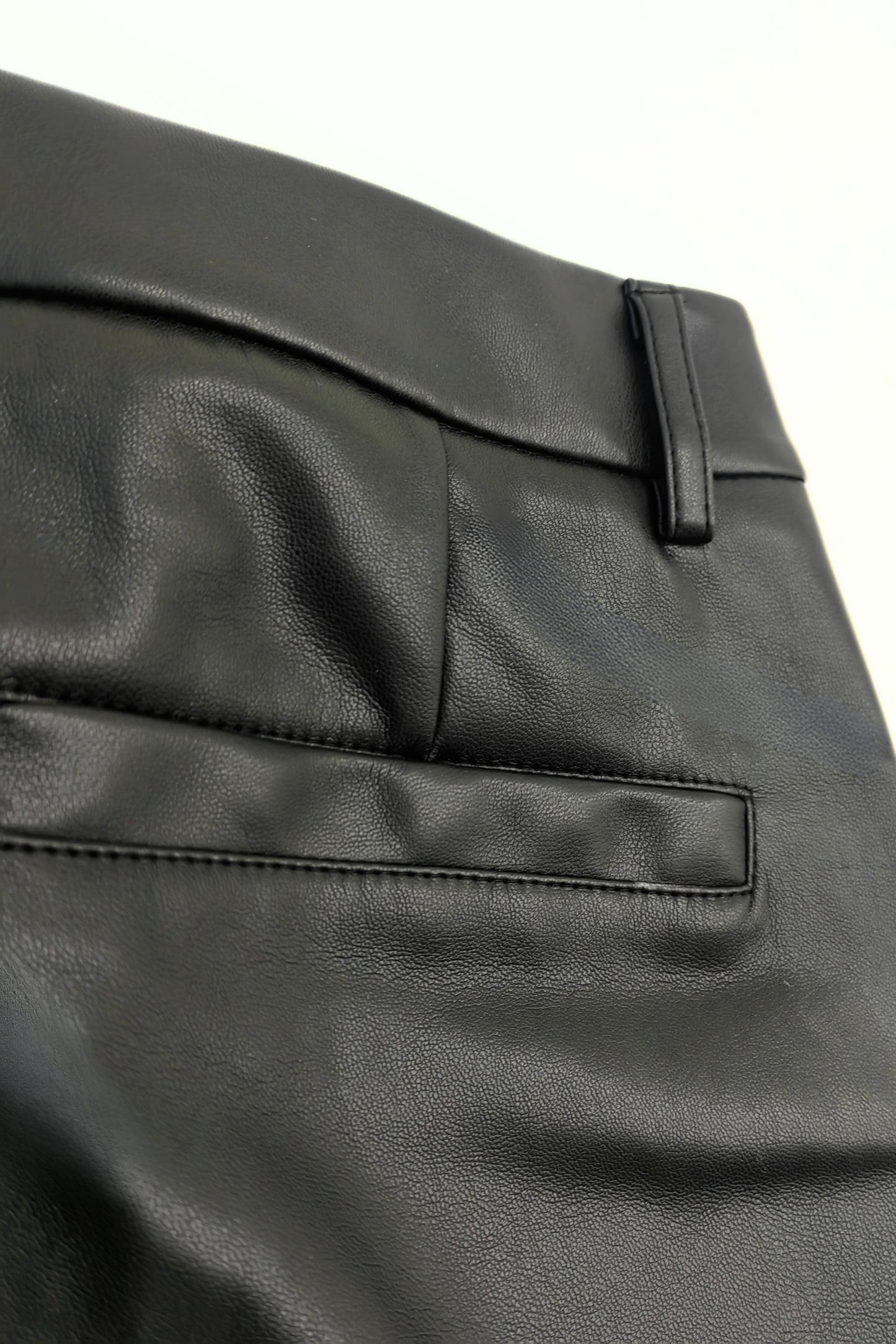 24 PANTALON CARGO EFECTO PIEL ILSA