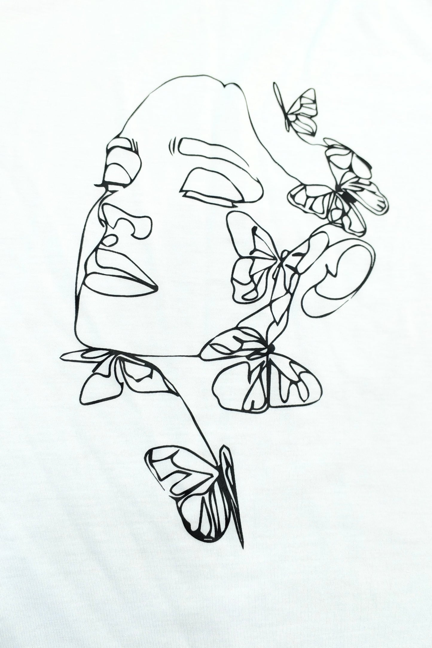 CAMISETA BASICA ROSTRO MARIPOSA THREE