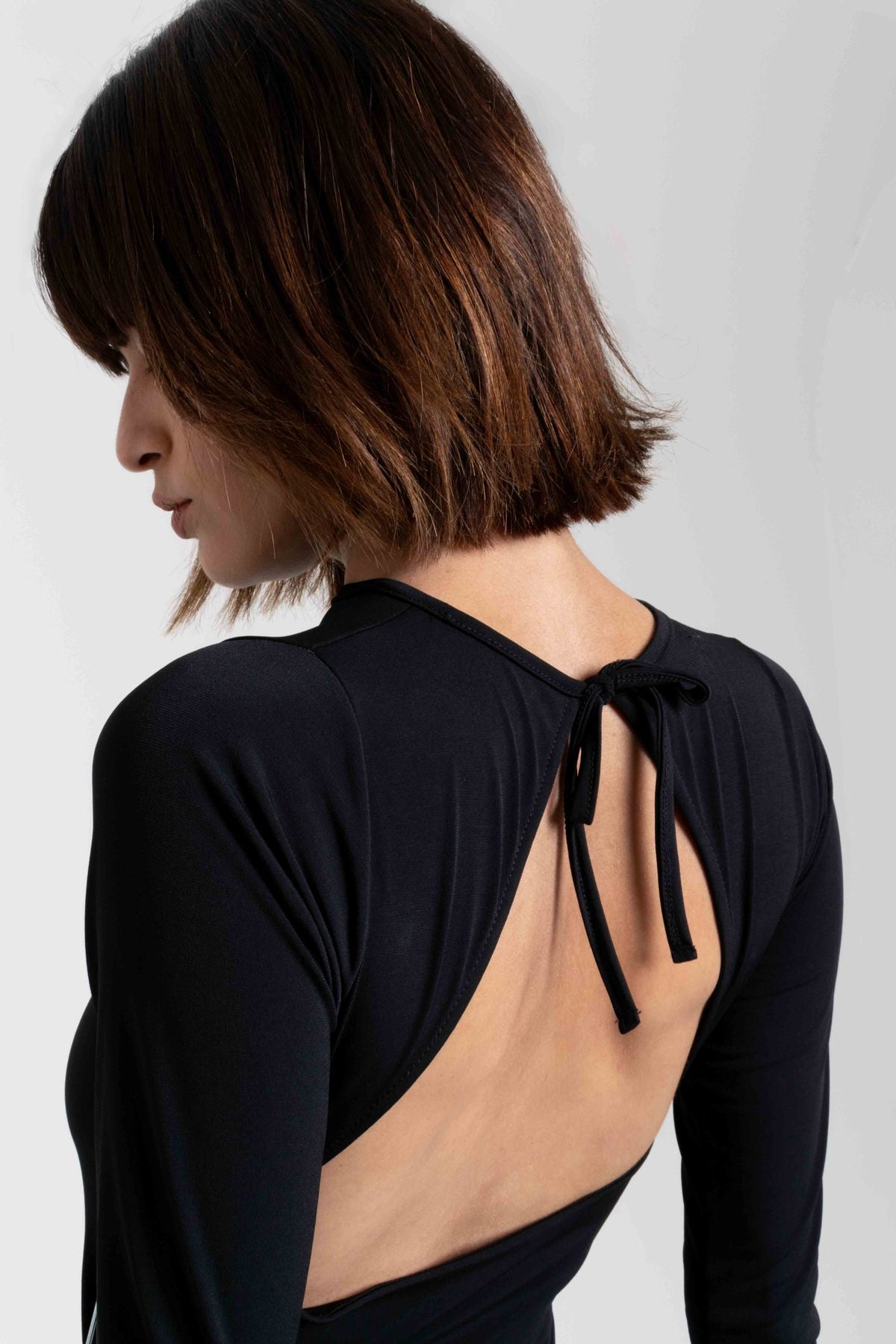 VESTIDO CORTO MANGA LARGA ESPALDA DESCUBIERTO